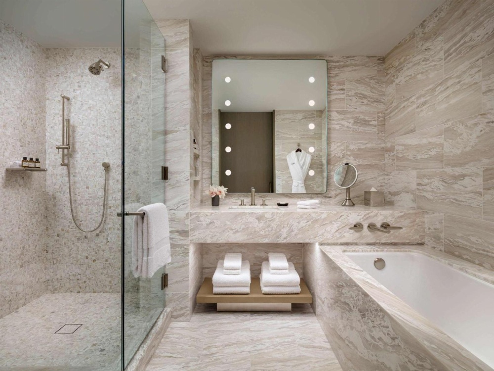 Fairmont Gold Signature One Bedroom Corner Suite with Lounge Access - Mobility Access