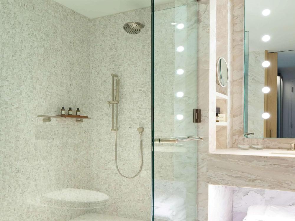 Producers One Bedroom Suite with Roll-In Shower and Lounge Access - Mobility Hearing Access